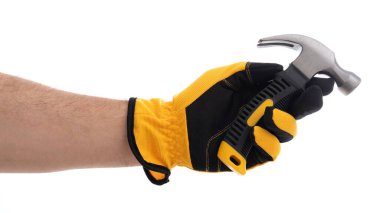 Eldivenli bir el çekiçle sıkıca kavrar, inşaat ve onarım işleri için tasarlanmış aletleri sergiler. Odak noktası DIY projelerinde güvenlik ve etkinliğin önemini vurguluyor.