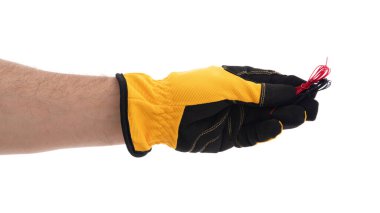 Sarı ve siyah güvenlik eldiveni takan bir el bir sürü elektrik kablosunu sıkıca kavrar. Konferansta malzemelerin dikkatle kullanılması, inşaat çalışmalarında güvenlik uygulamalarının vurgulanması üzerinde duruluyor.