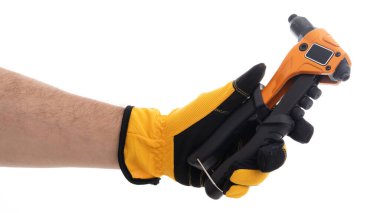 Koruyucu sarı eldiven giyen bir el boya için tasarlanmış bir sprey tabancayı kavrıyor. Bu araç genellikle otomotiv veya ev dekorasyonu için kullanılır..