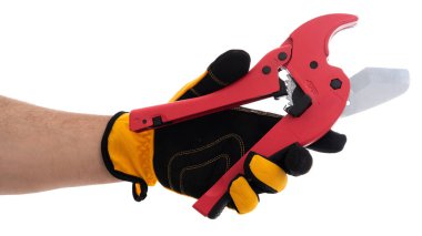 Sarı ve siyah eldiven giyen bir elin elinde tesisat işleri için tasarlanmış kırmızı bir boru kesici bulunur. Bu araç çeşitli boru malzemelerinde kesin kesintiler yapılmasına yardımcı olur.