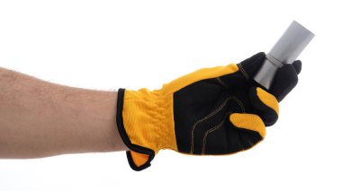 Koruyucu eldiven takan bir el gümüş metal bir aleti kavrıyor, bu da inşaat veya mekanik çalışmayla ilgili bir görevi işaret ediyor. Arkaplan sade, etkinliği vurguluyor.