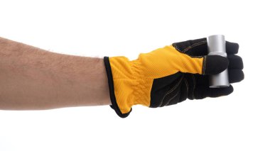 Eldivenli bir el, metalik bir aleti sıkıca kavrar ve manuel iş için koruyucu aletleri gösterir. Etkinlikte sanayi veya inşaat ortamında güvenlik ve işlevsellik üzerinde duruluyor.