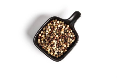 Beyaz arka planda izole edilmiş biber karışımı. Baharat biberin bir karışımıdır. Yüksek kalite fotoğraf