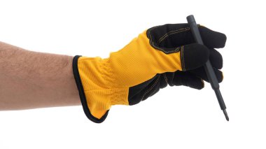 Eldivenli bir el, eldivenin koruyucu ve işlevsel tasarımını gösteren siyah bir kalem tutar. Sarı ve siyah renkler arasındaki zıtlık düz arkaplana çarpıyor.