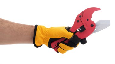 Sarı eldiven giyen bir el kırmızı boruyu sıkıca kavrar. Bu araç boruları kesmek, işlevsellik ve güvenliğin bir karışımını göstermek için tasarlandı.