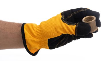 Sarı ve siyah koruyucu eldiven takan bir el pirinç eldiven takar. Bu, mekanik çalışmada güvenliğin vurgulanması için araçlara veya tesisat görevlerine odaklanılmasını önerir..