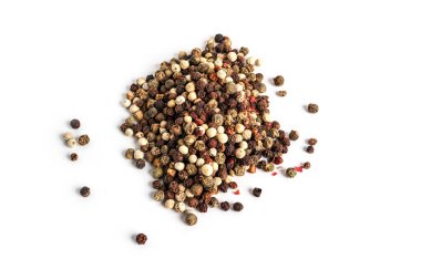Beyaz arka planda izole edilmiş biber karışımı. Baharat biberin bir karışımıdır. Yüksek kalite fotoğraf