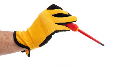 Eldivenli bir el kırmızı bir tornavidayı kavrar, tamir ya da montaj görevlerinde kullanılmaya hazırdır. Parlak renkler, ögeler veya projelerin düzeltilmesinde kullanılan manüel çalışmayı vurgular.