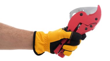 Sarı eldiven giyen bir el kırmızı bir boru kesicisini sıkıca kavrıyor, aletleri sergiliyor keskin bıçak ve tırtıklı kenar, tesisat işleri ve boru tesisatı için uygun..