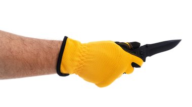 Parlak sarı bir eldiven giyen bir el siyah bir bıçağı sıkıca tutar. Bıçağa odaklanmış, parlak tasarımı ve keskin bıçağı vurguluyor. Ayarlar tarafsız ve minimalist görünüyor..
