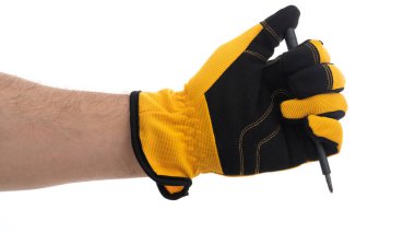 Siyah ve sarı eldiven giyen bir el, muhtemelen inşaat ya da zanaat alanında, profesyonel bir ortamda çizim veya yazma gibi görevlere hazırlık durumunu simgeleyen bir kalemi kavrar..