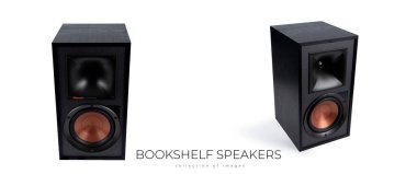 Beyaz arka planda ahşap kaplamalı siyah hoparlör - 3D görüntüleme. Yüksek kalite fotoğraf