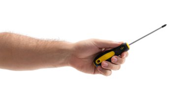 Bir el tornavidayı sıkıca kavrar, sarı ve siyah sapını gösterir. Resim, çeşitli görevler için ideal metal uçlu araçları vurgular. Bu, işe hazırlanmak için odaklanmış bir an..