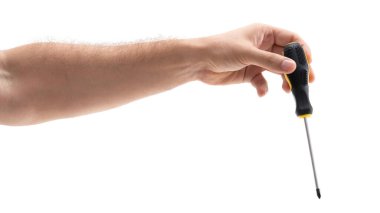 Bir el tornavidayı tutar, çeşitli tamir işleri için hazırdır. Siyah ve sarı saplı araçlar, DIY projeleri veya bakım işleri için önemini vurgulayarak sade arkaplan ile zıtlaşır.