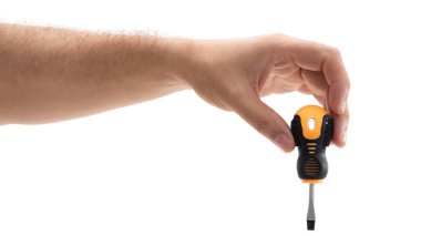 Bir el, siyah ve turuncu saplı küçük bir tornavidayı tutuyor. Arkaplan parlak ve sade, araçların detaylarını ve onu tutma eylemini vurguluyor.