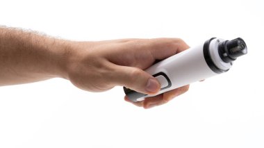 Bir el modern bir buharlaşma cihazını kavrıyor, parlak tasarımı ve işlevselliği vurguluyor. Cihazda bir düğme ve temiz bir tank var. Arkaplan sade ve parlak, ürünü vurguluyor..