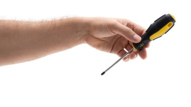 Bir el tornavidayı sıkıca kavrar ve göreve hazırdır. Siyah ve sarı bir tasarıma sahip araç, sade bir arkaplana karşı duruyor ve bunun tamirat veya montaj işlerindeki amacını vurguluyor.