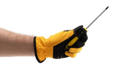 Sarı ve siyah eldiven giyen bir el tornavidayı kavrayıp, ev geliştirme veya onarım çalışmalarına hazırlık niteliği taşır. Araç üzerinde yoğunlaşmak, elle yapılan bir faaliyeti gösterir.