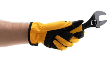 Koruyucu eldiven takan bir el ingiliz anahtarını kavrıyor, bu da tamir ya da inşaat işi olduğunu gösteriyor. Projenin odak noktası araç ve işçilik..