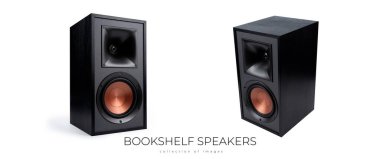 Beyaz arka planda ahşap kaplamalı siyah hoparlör - 3D görüntüleme. Yüksek kalite fotoğraf