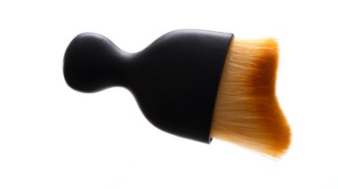 Kusursuz uygulamalar için tasarlanmış eşsiz bir fırçanın yakın görüntüsü. Fırça yuvarlak bir kulp ve geniş, yumuşak bir başlık içeriyor. Detaylı sanat çalışması için mükemmel..