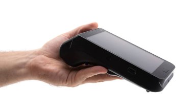 Bir insanın elinde parlak bir el bilgisayarı var. Cihaz bir dokunmatik ekran içeriyor ve dijital ödemeler için kullanılıyor. Perakende ortamlar için ideal, verimliliği ve kolaylığı arttırır.