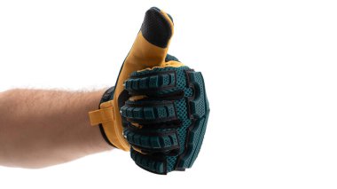 Koruyucu eldivenlere sarılı bir el, iyi niyet göstergesi olur. Eldivenlerde güvenlik ve onayı vurgulayan renk ve dokuların karışımı yer alıyor. Bu pozitif bir ifadeyi yansıtır.