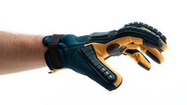 Bir el uzanıyor, dayanıklılık ve tutunma için hazırlanmış eldivenler giyiyor. Eldivenlerde, açık hava faaliyetleri veya ağır görevler için uygun renkler ve dokular yer alıyor..