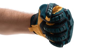 Ağır iş eldivenleri giyen bir el yumruğa sıkıca yapışarak, inşaat veya açık hava faaliyetleri için ideal kavrama ve koruma özelliklerini sergiliyor. Eldivenler dayanıklılık için tasarlanmıştır..