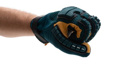 Kişi, lastik uçlu, spor veya iş etkinlikleri için uygun çok işlevli eldivenlerin tutumunu gösterir.