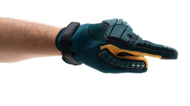 Açık hava sporları sırasında korunmak için tasarlanmış dayanıklı eldiven giyen bir elin yakın plan görüntüsü. Eldiven, çeşitli faaliyetler için uygun güçlü bir tutuş ve dolgu içeriyor..