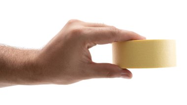 Bir kişi elinde bir rulo sarı bant tutarak nesneyi belirgin bir şekilde beyaz arka plana doğru gösteriyor. Işıklandırma bantların dokusunu ve rengini vurgular.