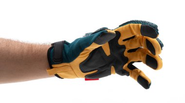 Açık hava inşaatı ve işçilik faaliyetleri için uygun, dayanıklı bir tasarıma sahip yüksek kaliteli bir iş eldiveninin yakın plan görüntüsü. Eldiven renkler ve malzemelerin karışımını sergiliyor..