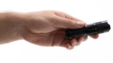 Bir insan küçük el fenerini eliyle kavrıyor, gösterişli tasarımı ve desenli tutuşu sergiliyor. Ayar iyi aydınlatılmış, fenerlerin özellikleri ve işlevselliği vurgulanıyor.