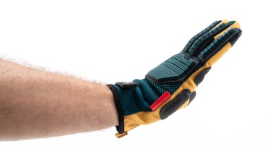 Koruyucu eldiven takan, dokunmatik ve takviyeli bir elin detaylı görüntüsü. Eldiven dayanıklılık ve konfor gösteriyor, yoğun emek gerektiren faaliyetler için ideal..