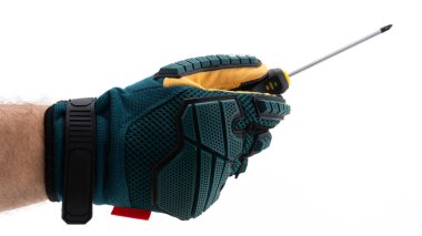 Tornavidayı tutan eldivenli bir el sağlam bir tasarım sergiliyor. Bu araç kullanıma hazır, hassasiyet ve güvenlik gerektiren görevler için hazırlığı vurguluyor.