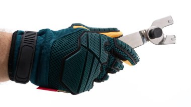 Eldivenli bir el metal kesme aletini sıkıca kavrar. Eldiven, daha iyi kavrama ve koruma için dokulu bir tasarım içeriyor. Bu da kesin bir işe hazır olduğunu gösteriyor..