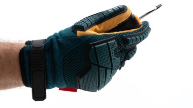 Kalıplı, koruyucu eldiven takan bir el, turuncu uçlu küçük bir alet tutar. Eldiven, çeşitli el işleri için uygun yeşil ve sarı bir tasarıma sahiptir. Arkaplan düz beyaz.