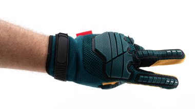 Bir insan geliştirilmiş tutuş ve esneklik için tasarlanmış eşsiz bir eldiven takıyor. Eldiven karmaşık detaylar ve kalın renkler içeriyor. İletişim ile ilgili bir el hareketi sergiliyor..