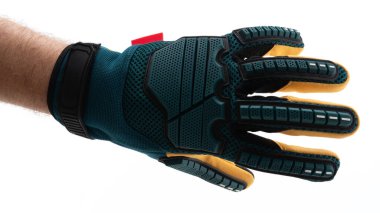 Çok işlevli bir eldiven giyen bir el. İçinde canlı malzemeler ve gelişmiş kavrama tasarımı var. Eldiven endüstriyel, bahçe ve inşaat faaliyetleri için ideal, güvenlik ve konfor sağlamak için.