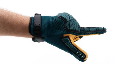 Yeşil ve sarı koruyucu eldiven giymiş bir el bir jest yapar. Eldiven, kavrama ve destek için tasarlanmış dokulu alanları içerir..