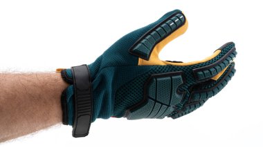 Çok işlevli açık hava eldiveni takan bir elin yakından görüntüsü. Eldivende desenli kavrama, esnek malzemeler ve çeşitli faaliyetler sırasında performansı artırmak için ayarlanabilir bir kayış yer alıyor..