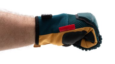 Görüntü, açık hava aktiviteleri için tasarlanmış yüksek performanslı bir eldiven giyen bir elin yakın plan görüntüsünü içeriyor. Eldiven, sürükleyici materyal ve renklerin eşsiz bir kombinasyonunu gösteriyor..