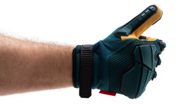 Yüksek teknolojili eldiven giyen bir el, eldivenin karmaşık dizaynını ve işlevselliğini gösteren iyi bir jest yapar. Bilek, gelişmiş etkileşim için giyilebilir parlak bir aygıt içerir..