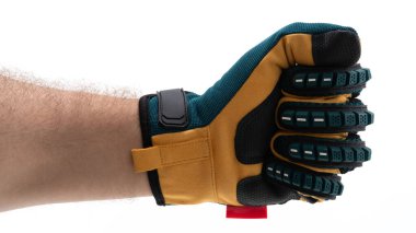 İnşaat işçileri için hazırlanmış, kavrama güçlendirici parmak uçlarına sahip koruyucu bir eldivenin yakın plan çekimi, aletleri güvenli bir şekilde taşımak için dayanıklılık ve esneklik kombinasyonunu gösteriyor.