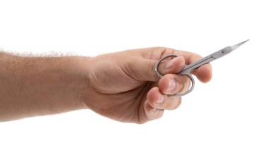 Bir el makasları titizlikle kavrar, bıçağı ve sapı gösterir. Arkaplan bembeyaz, araçların tasarımı ve işlevselliğini vurguluyor. Beceri ve hizmetlere odaklan.