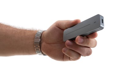 Bir el, çağdaş tasarımı ve işlevselliğini vurgulayan parlak, dikdörtgen bir aleti kavrıyor. Günlük işleri veya eğlenceli aktiviteleri geliştirmek için idealdir, bu aygıt yeniliği temsil eder.