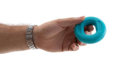 Bir el, köpekler için tasarlanmış, eşsiz biçimini ve dokusunu ön plana çıkaran parlak mavi bir oyuncak tutuyor. Güneşli günlerde oyun ve açık hava eğlencesi için ideal.