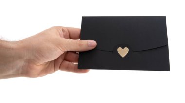 Bir el, içinde kalp şeklinde bir mühür bulunan parlak siyah bir zarf sunar. Bu da romantik ya da önemli bir olayı işaret eder. Ayarlama beklenti ve sıcaklığı iletir..