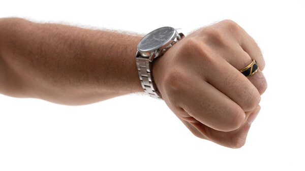 Сильная рука сжимается в кулак, демонстрируя металлические часы и отличительное кольцо. Фокус отражает решимость, возможно, в момент разрешения или готовности.